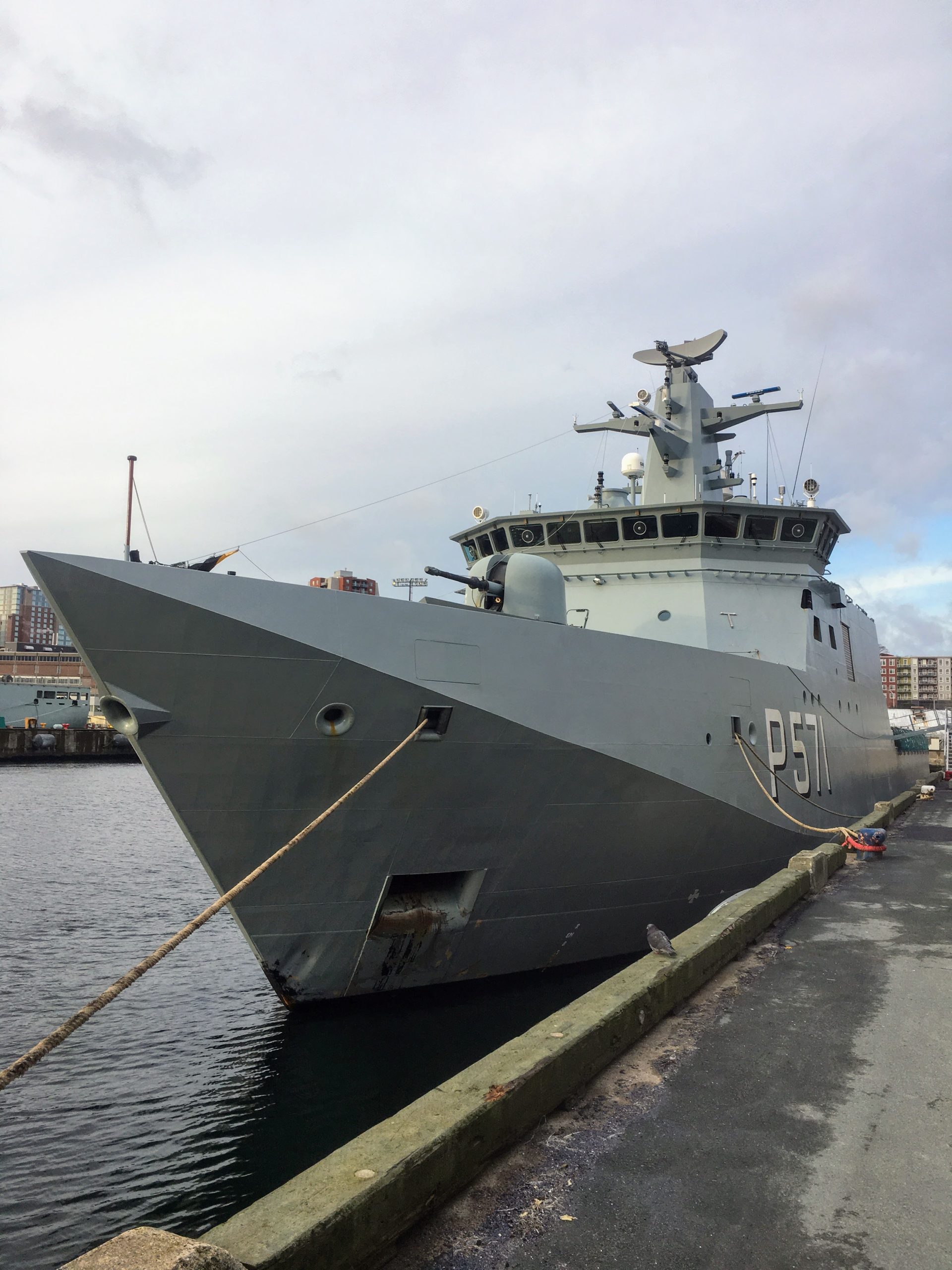 Patruljeskibet Ejnar Mikkelsen ligger til kaj i Halifax i Canada. Skibet besøgte Canada som led i et eksportfremstød af danske virksomheder, der mødtes med canadiske virksomheder for at udforske mulighederne for industrisamarbejde. Industrisamarbejde - også kendt som offset eller modkøb - handler om, at udenlandske virksomheder, der sælger forsvarsmateriel til dansk forsvar, får en modkøbsforpligtelse. Det betyder, at den udenlandske leverandør skal købe for det samme beløb hos danske virksomheder, som leverandøren har solgt for til dansk forsvar. Sådan fungerer industrisamarbejde dog ikke i praksis. I stedet er der opbygget et kompliceret system, som værdisætter modkøbene efter, hvad og hvor meget den udenlandske leverandør investerer i sin danske partner, og hvor meget den udenlandske leverandør køber hos sin danske partner. Industrisamarbejde administreres af Erhvervsstyrelsen, som skal godkende al industrisamarbejde, både det der er baseret på køb på faktura og det industrisamarbejde, der er baseret på udviklingsprojekter. Industrisamarbejde som udviklingsprojekt er det mest attraktive for den udenlandske leverandør, da modkøbet kan ganges med faktorer alt efter arten. Eksempelvis giver overførsel af teknologi og viden faktoren syv, og så bliver det lettere og billigere for den udenlandske leverandør at overholde sin modkøbsforpligtelse via industrisamarbejde. I industrisamarbejde giver direkte investeringer i danske virksomheder faktor fem. I industrisamarbejde giver også rådgivning faktor fem, mens den udenlandske leverandør kan få faktor tre for at stille faciliteter til rådighed for sin danske partner i industrisamarbejde. Det meste industrisamarbejde i Danmark udføres af amerikanske virksomheder. Industrisamarbejde spiller en meget vigtig rolle i udvikling og vækst i dansk forsvarsindustri, da danske forsvarsvirksomheder er meget små og derfor afhængige af industrisamarbejde med udenlandske partnere. Erhvervsstyrelsen udgiver hvert år en rapport om industrisamarbejde, som i detaljer beskriver hvordan industrisamarbejdet er sat sammen. Man kan finde rapporten om industrisamarbejde på Erhvervsstyrelsens hjemmeside. Da rapporten om industrisamarbejde er til Folketinget, kan man også finde rapporten på Folketingets hjemmeside. Da dansk forsvar i de kommen år vil øge sine indkøb markant, betyder det, at kravet om modkøb og dermed industrisamarbejde vil stige tilsvarende. Der er derfor gode muligheder for danske virksomheder, der vil styrke forretnings på forsvarsmarkedet via industrisamarbejde.